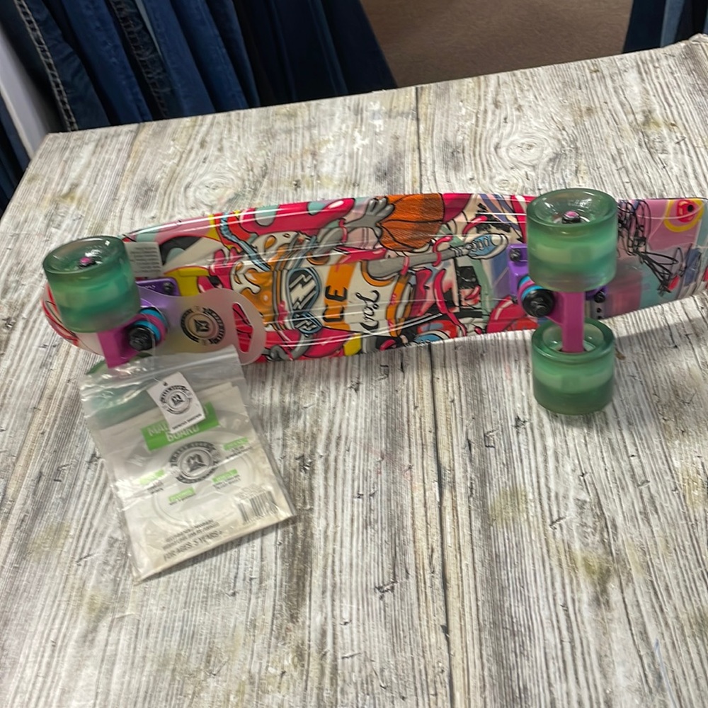 NWT MADD RETRO BOARD WITH LIGHT UP WHEELS skateboard colorful